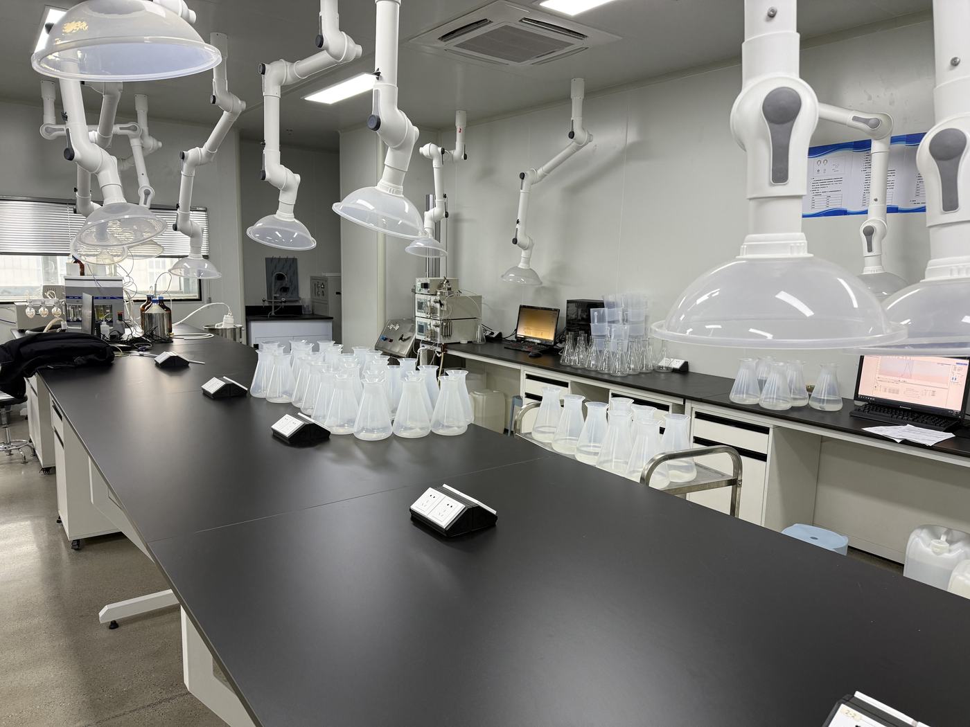 Sample preparation bench